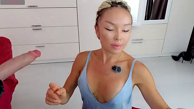 WhiteBunny online show from July 7, 2026, 6:58 am