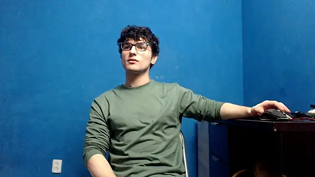 Snapshot of alex_blu chatting on March 12, 2025, 6:33 pm alex blu online show from March 12, 2025, 6:33 pm