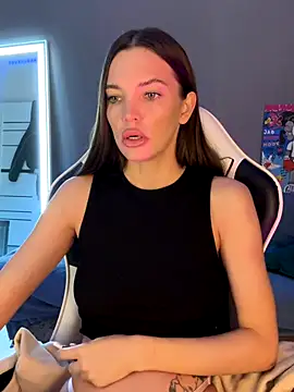 julia fly online show from October 7, 2025, 9:39 am