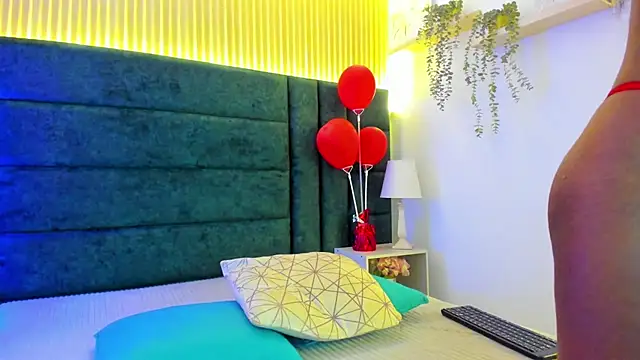 Snapshot of AntonellaaHot chatting on February 21, 2025, 8:27 pm AntonellaaHot online show from February 21, 2025, 8:27 pm