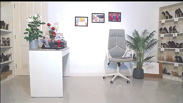 Hotbeebee online show from March 9, 2025, 9:35 am