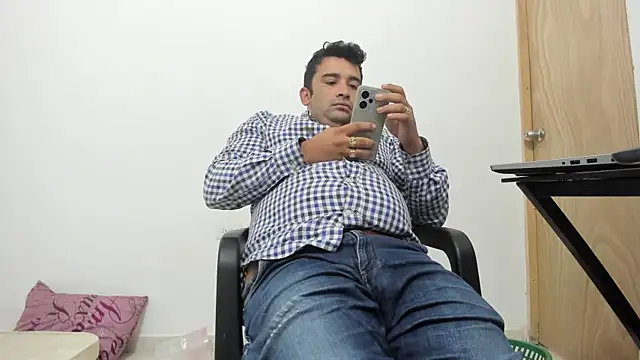 Snapshot of isearchcompany chatting on November 28, 2025, 12:19 pm isearchcompany online show from November 28, 2025, 12:19 pm