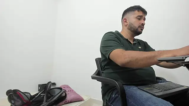 Snapshot of isearchcompany chatting on December 15, 2025, 9:13 am isearchcompany online show from December 15, 2025, 9:13 am