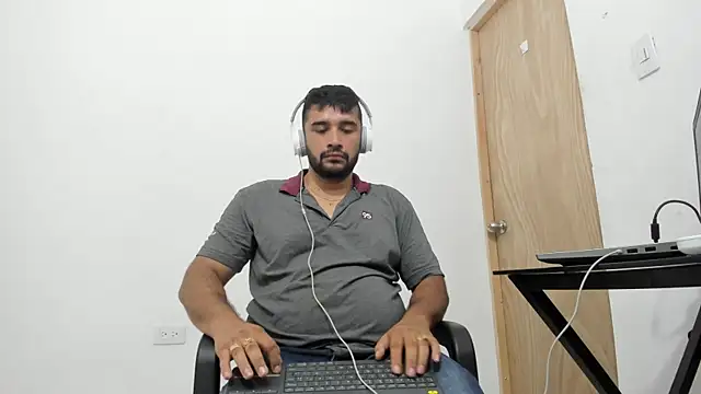 Snapshot of isearchcompany chatting on December 21, 2025, 5:31 pm isearchcompany online show from December 21, 2025, 5:31 pm