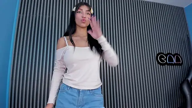 LauraAristizabal online show from March 22, 2025, 12:25 pm