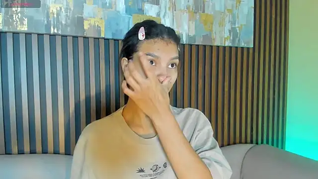 LauraAristizabal online show from November 22, 2025, 12:48 pm