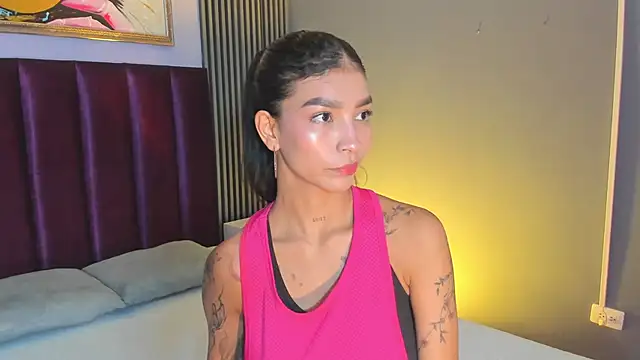 LauraAristizabal online show from May 22, 2026, 11:49 am