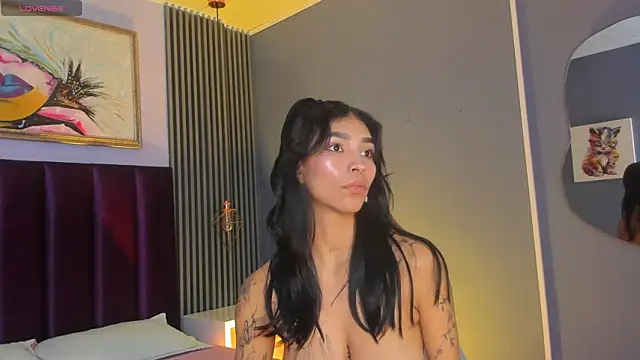 Snapshot of LauraAristizabal chatting on June 3, 2026, 2:33 pm LauraAristizabal online show from June 3, 2026, 2:33 pm
