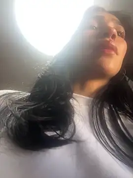 LauraAristizabal online show from June 4, 2026, 12:00 pm