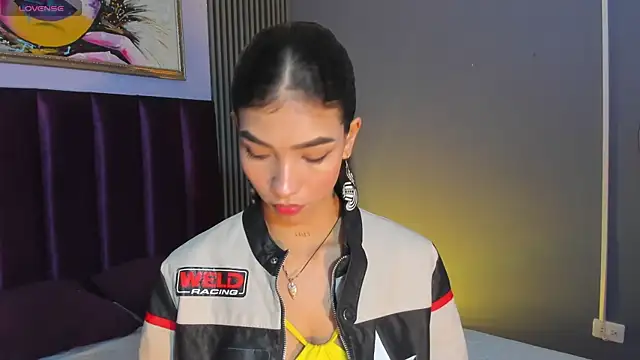 LauraAristizabal online show from June 17, 2026, 12:07 pm