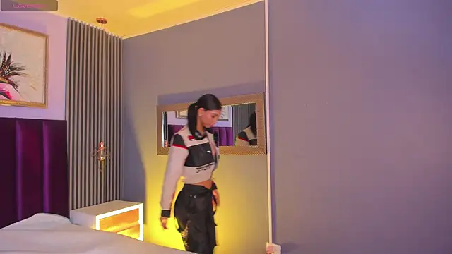 LauraAristizabal online show from July 28, 2026, 3:43 pm