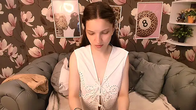Snapshot of MelaniGrand chatting on July 3, 2026, 8:32 am MelaniGrand online show from July 3, 2026, 8:32 am