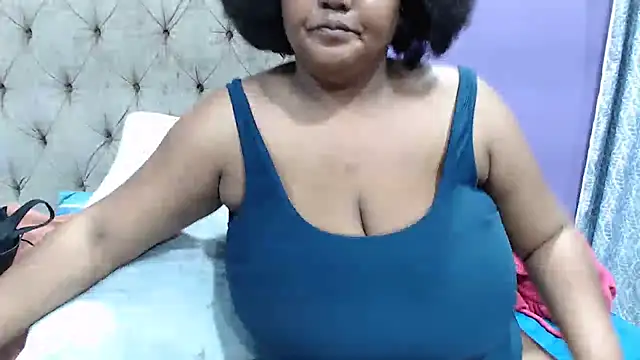 Snapshot of GiantTittts chatting on September 9, 2025, 5:34 pm GiantTittts online show from September 9, 2025, 5:34 pm