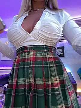 Snapshot of KirstieVegas chatting on January 9, 2025, 8:44 pm KirstieVegas online show from January 9, 2025, 8:44 pm