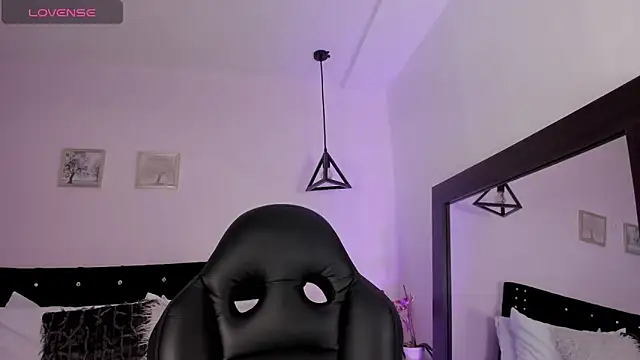 Snapshot of CeliWoods chatting on October 6, 2025, 11:18 am CeliWoods online show from October 6, 2025, 11:18 am