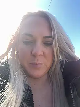 Bustyblondebabe32 online show from April 24, 2026, 9:12 am