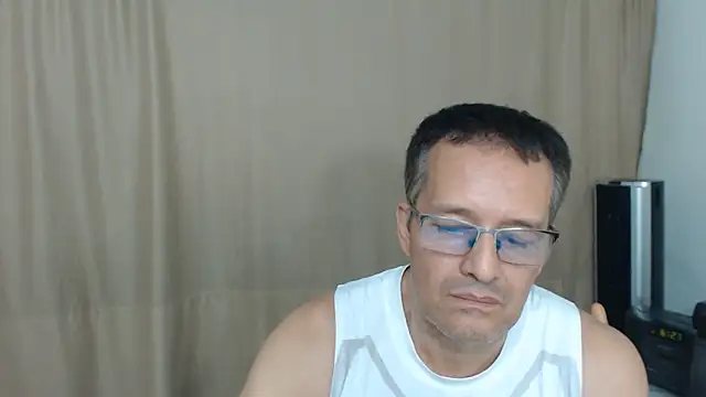Snapshot of Daddyhot_Alejo chatting on June 20, 2026, 11:29 pm Daddyhot Alejo online show from June 20, 2026, 11:29 pm