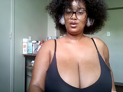 Snapshot of Charlie-Crawford chatting on December 16, 2025, 6:51 am Charlie-Crawford online show from December 16, 2025, 6:51 am