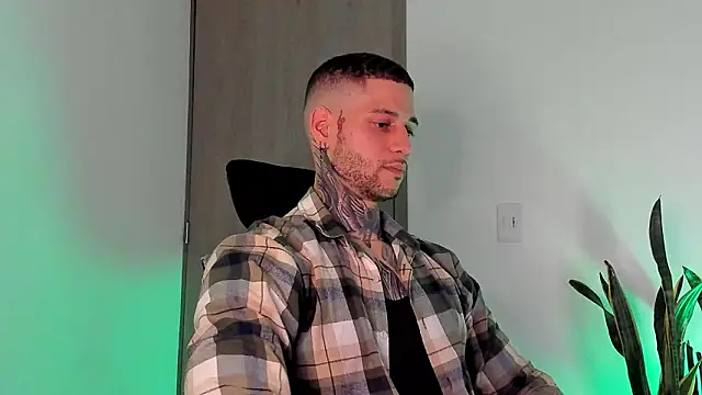  jamesleandros1 online show from February 25, 2026, 5:06 am