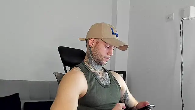 Snapshot of _jamesleandros1 chatting on July 19, 2026, 8:01 pm jamesleandros1 online show from July 19, 2026, 8:01 pm