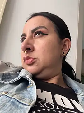 Abril Luv online show from February 11, 2026, 1:27 pm