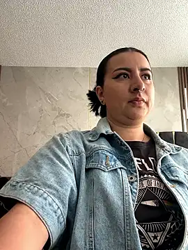 Snapshot of Abril_Luv chatting on June 9, 2026, 1:45 pm Abril Luv online show from June 9, 2026, 1:45 pm