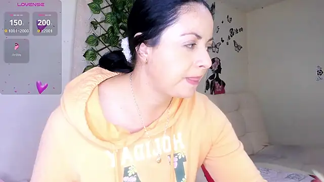 Snapshot of Juli_Castillo8 chatting on November 7, 2025, 1:11 pm Juli Castillo8 online show from November 7, 2025, 1:11 pm