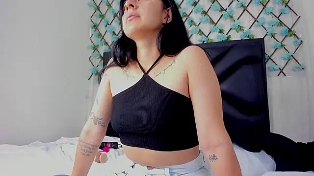 EmmaWilliamss online show from April 15, 2026, 12:01 pm