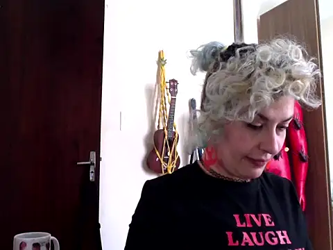 Snapshot of MariLouM chatting on July 28, 2026, 3:21 pm MariLouM online show from July 28, 2026, 3:21 pm