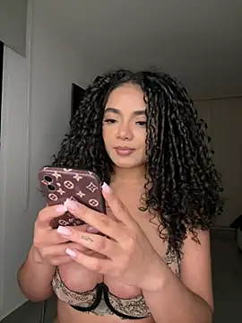 Snapshot of Mariecurl chatting on June 16, 2026, 11:40 pm Mariecurl online show from June 16, 2026, 11:40 pm
