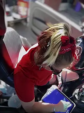 Snapshot of SummerBlueMoon chatting on October 17, 2025, 7:05 pm SummerBlueMoon online show from October 17, 2025, 7:05 pm