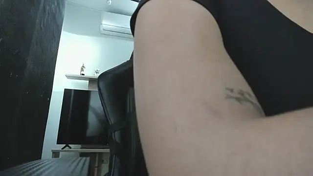 LunaBaker-1 online show from September 28, 2025, 7:30 pm