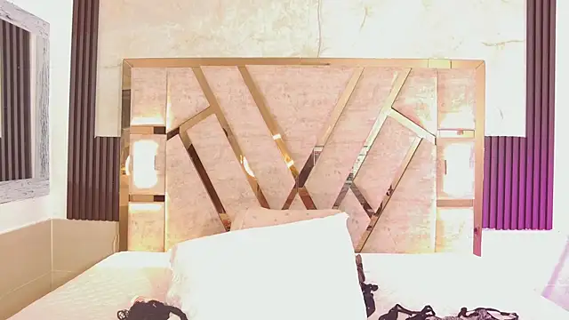 Athenea Mills online show from October 4, 2025, 6:50 pm