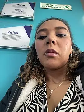 Snapshot of charlott_lens chatting on February 17, 2025, 3:09 pm charlott lens online show from February 17, 2025, 3:09 pm