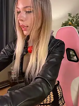 Snapshot of KittyKatyDream chatting on December 22, 2025, 4:15 pm KittyKatyDream online show from December 22, 2025, 4:15 pm