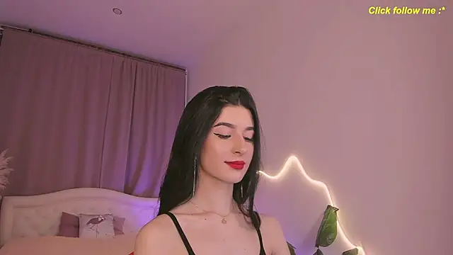 Snapshot of LauraCoy chatting on May 6, 2026, 8:25 pm LauraCoy online show from May 6, 2026, 8:25 pm