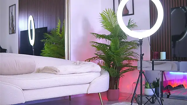 Snapshot of Abbela_White chatting on June 17, 2026, 5:43 am Abbela White online show from June 17, 2026, 5:43 am