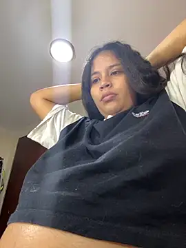 moncerrat luna online show from October 17, 2025, 9:06 pm