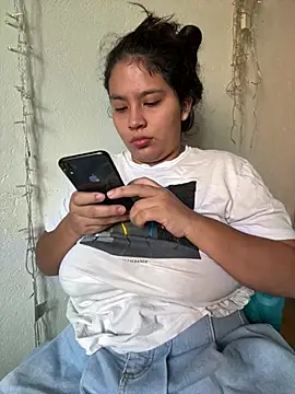 Snapshot of moncerrat_luna chatting on May 14, 2026, 1:29 pm moncerrat luna online show from May 14, 2026, 1:29 pm