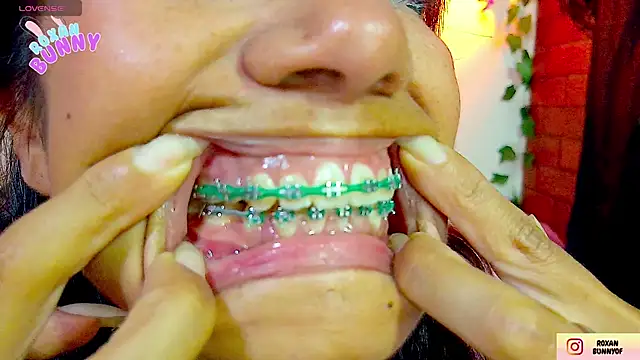 Roxanbunny1 online show from November 28, 2025, 9:39 pm