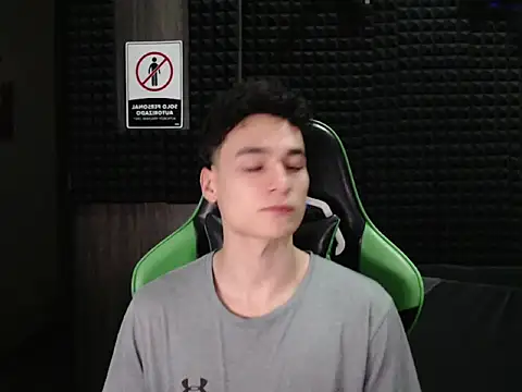 Snapshot of Curly_Angel24 chatting on December 20, 2025, 1:12 am Curly Angel24 online show from December 20, 2025, 1:12 am