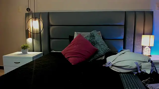 NoraDasilva online show from October 14, 2025, 1:23 pm