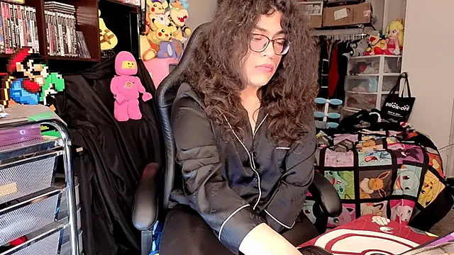 Snapshot of ShinyCherub chatting on June 19, 2026, 5:39 pm ShinyCherub online show from June 19, 2026, 5:39 pm