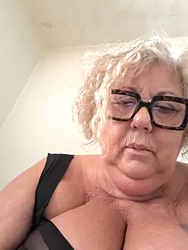 Snapshot of Merilulla chatting on May 7, 2026, 3:17 pm Merilulla online show from May 7, 2026, 3:17 pm