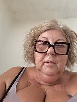 Snapshot of Merilulla chatting on July 16, 2026, 12:11 pm Merilulla online show from July 16, 2026, 12:11 pm