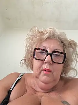Snapshot of Merilulla chatting on August 3, 2026, 1:05 pm Merilulla online show from August 3, 2026, 1:05 pm