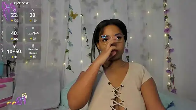 Snapshot of Aleja_DANS chatting on December 7, 2024, 5:37 am Aleja DANS online show from December 7, 2024, 5:37 am