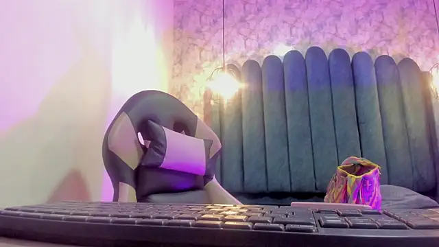 nalalye cruzz  online show from September 9, 2025, 3:17 am