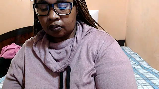 Snapshot of ZOQULUx chatting on June 15, 2026, 7:05 pm ZOQULUx online show from June 15, 2026, 7:05 pm