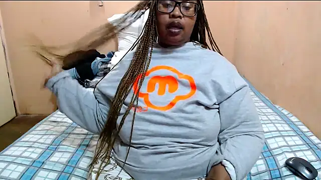 Snapshot of ZOQULUx chatting on June 26, 2026, 7:51 pm ZOQULUx online show from June 26, 2026, 7:51 pm